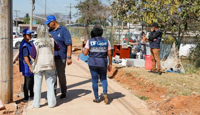 As equipes do GDF são treinadas para abordar os moradores em situação de rua de forma humana e respeitosa, garantindo que todos sejam informados sobre os serviços disponíveis.