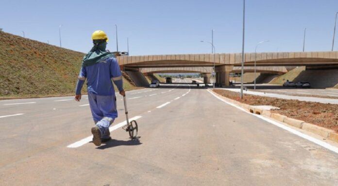 Com isso, o Governo do Distrito Federal (GDF) unificou a gestão das obras públicas em um mesmo sistema de monitoramento. A medida subsidiará a gestão das obras públicas permitindo aos órgãos planejar, orientar ações e padronizar a adoção de atos mais estratégicos.