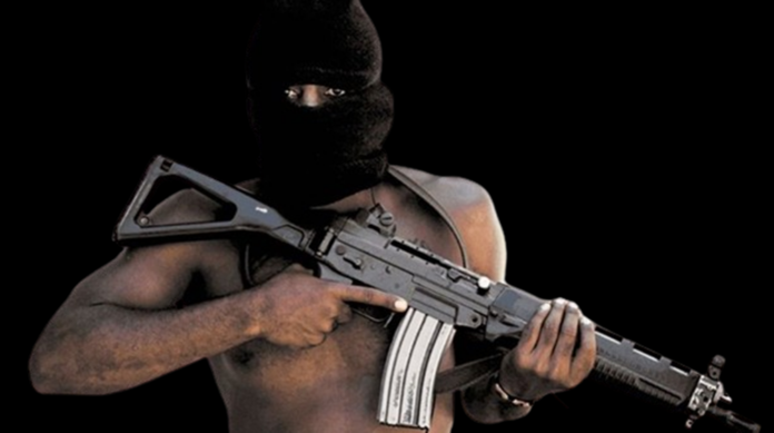 A segurança Pública no Brasil vai de mal a pior. Quem manda é o crime organizado. Os policiais militares que vão para a guerra todos os dias sabem disso. Estão abandonados. Morrem em combate, de folga nas portas de suas casas ou de adoecimentos que os levam ao suicídio