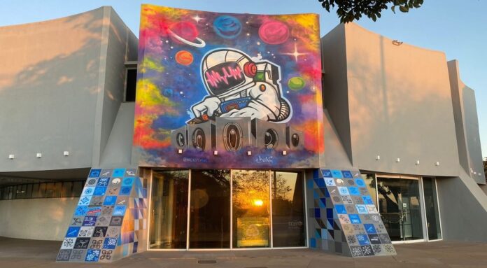 Inaugurado grafite em homenagem ao aniversário de 50 anos do Planetário