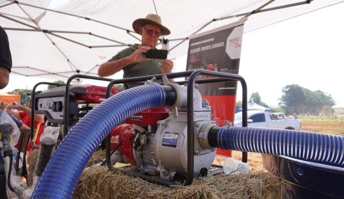 O evento, voltado para a agricultura familiar, atraiu mais de 300 produtores rurais interessados em conhecer as últimas inovações em máquinas e implementos agrícolas.