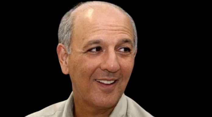 O ex-governador cassado em 2010 por causa do escândalo da Pandora percorre as cidades do DF, flerta com o PSD de Paulo Octávio preparando-se para mais uma tentativa de retorno ao poder em 2026. Saiba os detalhes de bastidores.