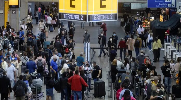 Transporte aéreo puxa alta do setor de serviços em junho