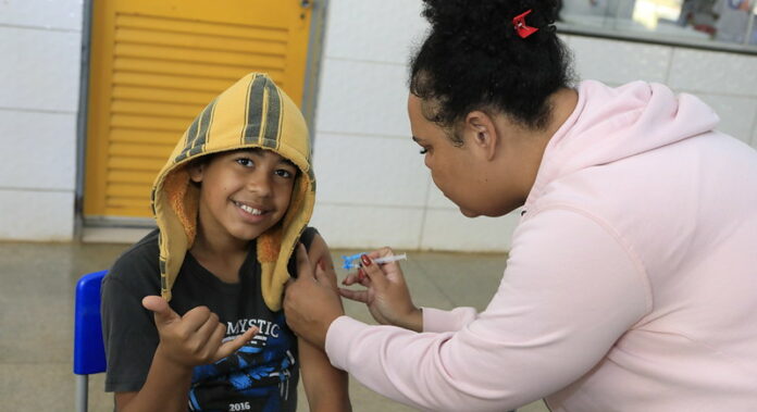 A campanha visa aumentar a proteção da população contra doenças infecciosas, destacando a importância da imunização para a saúde pública.