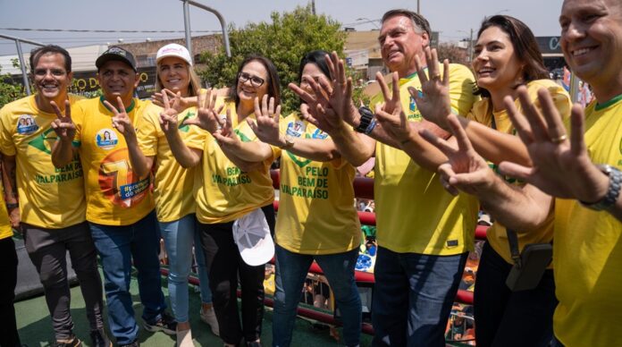 A visita de Jair Bolsonaro, Michele, Celina Leão e Damares Alves à campanha de Maria Yvelônia surpreende e altera a disputa pela prefeitura de Valparaíso.  A movimentação política promete redefinir o poder na cidade, que há duas décadas se concentra em dois grupos tradicionais.