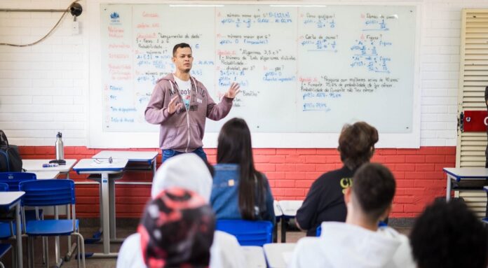 Pagamento do projeto Pé-de-Meia para estudantes da EJA começa no dia 25