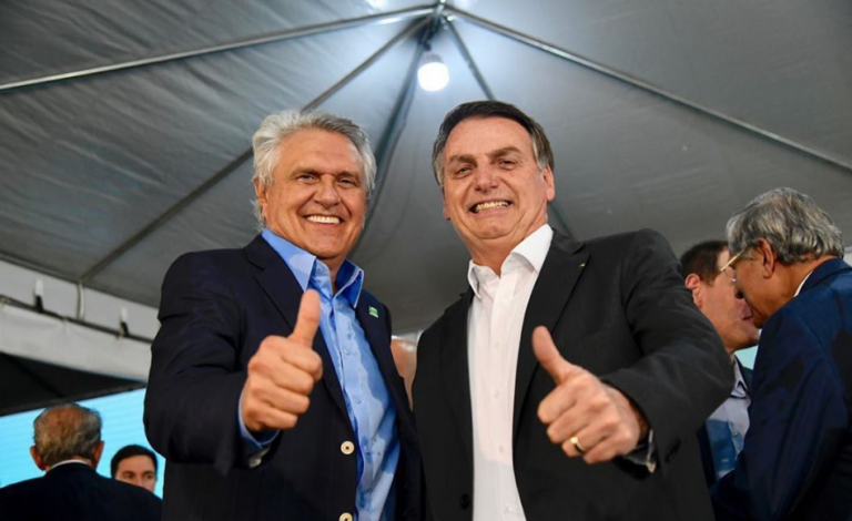 Após investida de Bolsonaro, o governador de Goias, Ronaldo Caiado, adota neutralidade na  disputa eleitoral de Valparaíso de Goiás, deixando "Cinquentinha", candidato de Pábio Mossoró, sem esperanças de se eleger prefeito. Maria Yvelônia pode vencer.