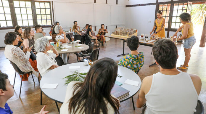 Uma aula de alquimia com cores ocupou o Salão de Exposição do Centro de Visitantes do Jardim Botânico neste domingo (15).