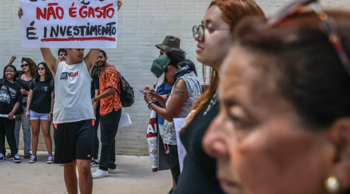 No Dia do Servidor Público, a Condsef destaca o papel essencial dos servidores na promoção da cidadania e na defesa da democracia. A entidade alerta sobre pressão por privatizações e acompanha debates sobre reforma administrativa e valorização salarial.