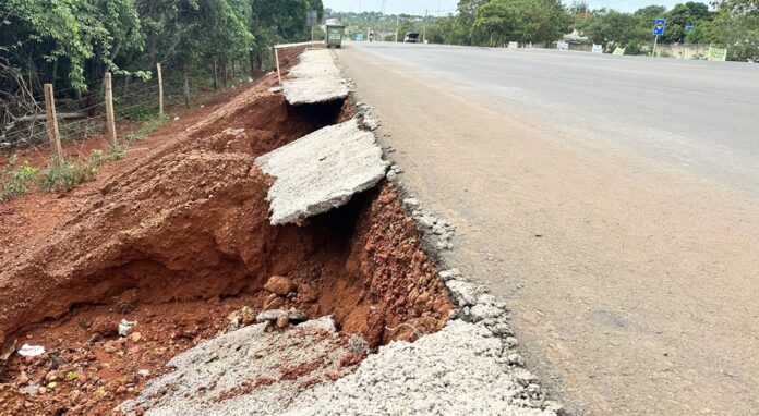 Intensas chuvas aceleram erosões na DF-140, no Tororó, ameaçando rachar trechos da pista recém-duplicada. Sem contenção urgente, os danos podem se agravar, comprometendo a segurança de mais de 30 mil motoristas que trafegam diariamente pela rodovia.