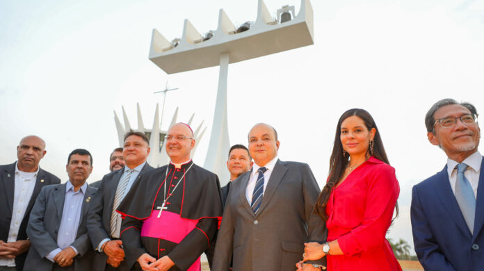 Os sinos da Catedral de Brasília voltam a soar após quatro anos de silêncio em cerimônia que contou com a presença do governador Ibaneis Rocha, celebrando o apoio do GDF às igrejas e templos religiosos.