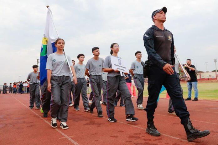 A Olimpíada dos colégios cívico-militares do DF reúne 2 mil estudantes em sete modalidades esportivas, promovendo a competição e também valores como disciplina e respeito até o dia 31 de outubro