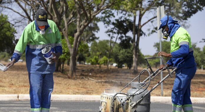 Governo trabalha na limpeza e pintura de mais de 4,4 mil faixas de pedestres antes das chuvas