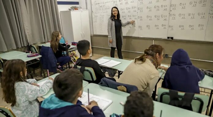 Pagamento a estudantes do Pé-de-Meia começa nesta segunda (18)