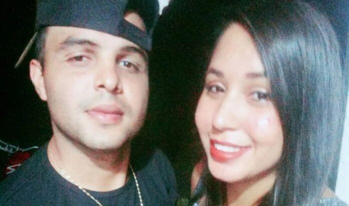 A pedagoga Adrielly Thauana Pereira de Carvalho, 29, foi assassinada a facadas pelo marido, Josmar Junior Santos Gomes, 27, No dia do crime, ele se trancou dentro de casa com Adrielly e matou a companheira.