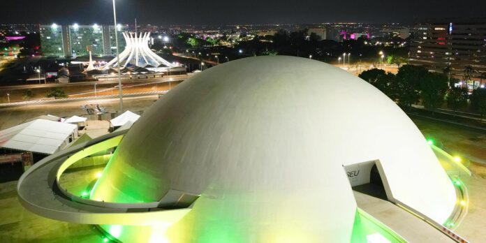 Brasília se veste de verde e amarelo para comemorar o retorno da Seleção Brasileira após cinco anos. O Estádio Mané Garrincha será palco de Brasil x Peru pelas Eliminatórias da Copa de 2026.