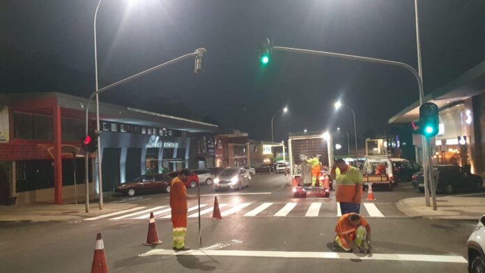 Além desse serviço, ocorre um reforço visual na sinalização horizontal, aumentando a segurança tanto dos motoristas quanto dos pedestres.