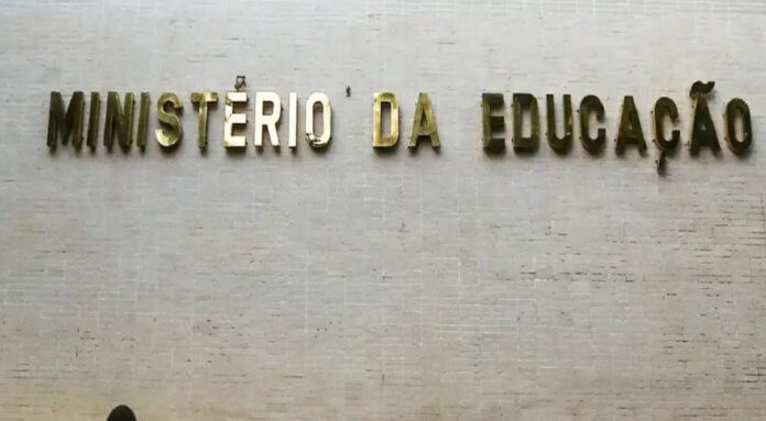 Brasil aumenta investimento público em educação