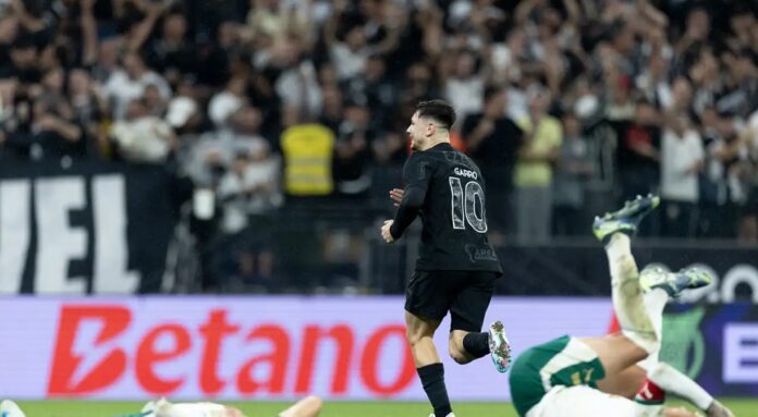 Corinthians vence clássico com o Palmeiras para se afastar do Z4