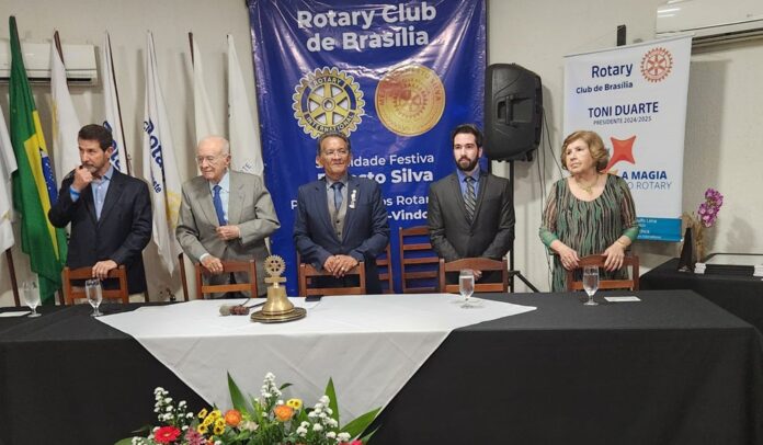 Homenagens destacam fundadores do mais antigo clube rotário da capital da República e legado de eternas lideranças em evento que reuniu 80 convidados no salão da Fundação dos Rotarianos de Brasília.