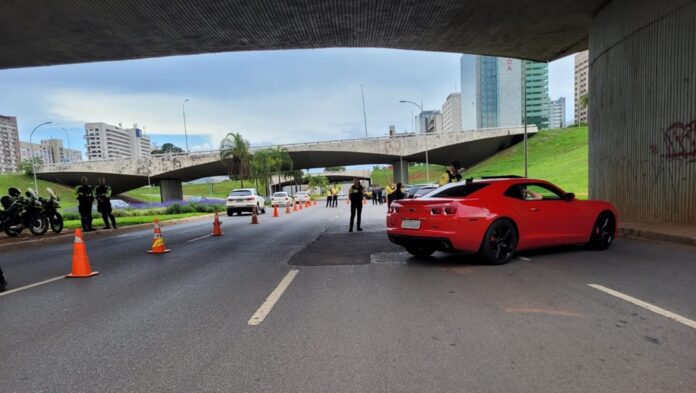 Os agentes de trânsito abordaram 650 condutores e realizaram 560 testes de etilômetro. Em algumas operações, as equipes do Detran-DF contaram com o apoio da Polícia Militar (PMDF).