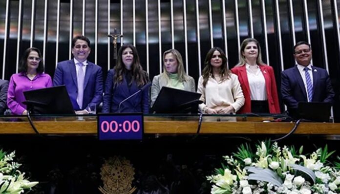 O deputado federal Gilvan Máximo e a vice-governadora Celina Leão reforçam apoio aos médicos do DF, destacando ações para fortalecer o SUS e ampliar o acesso à saúde pública de qualidade, com investimento em exames e atendimentos.