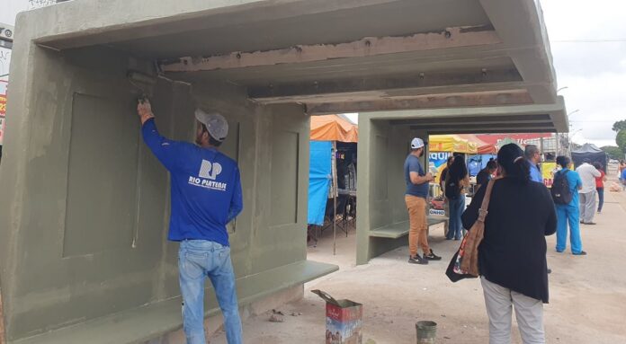 Mais de 300 abrigos de ônibus para passageiros foram instalados este ano em 17 RAs