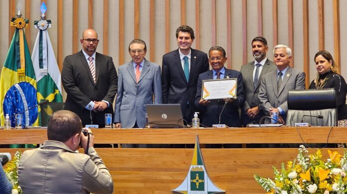 Em sessão solene da CLDF, presidida por Eduardo Pedrosa, o jornalista maranhense Toni Duarte recebe o título de Cidadão Honorário de Brasília, honraria que registra sua contribuição ao jornalismo e à capital federal. Autoridades como o senador Edson Lobão e o vice-presidente do TJDFT, Roberval Belinatti, participaram do ato solene.