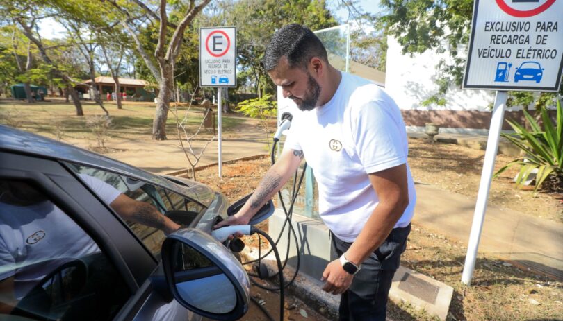 O GDF investe em mobilidade sustentável com novos eletropostos no Jardim Botânico e Zoológico, integrando energia solar e promovendo acessibilidade para veículos elétricos na região.