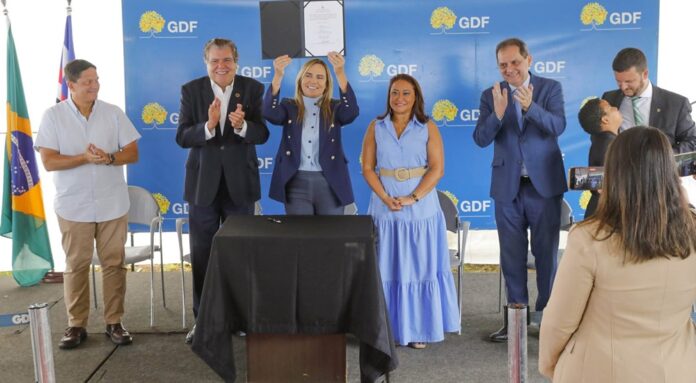 A Casa do Maranhão recebeu das mãos da vice-governadora a escritura pública de concessão de uso do GDF. O espaço, com 5.880 m², será um ponto de cultura, lazer e acolhimento, reforçando seu papel na integração social e comunitária no DF.