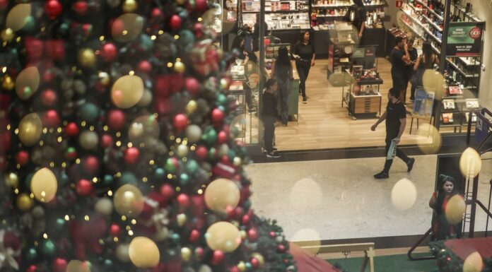 No Natal, os comerciantes de empresas ligadas à Fecomércio-DF terão folga garantida, conforme a CCT firmada entre sindicatos patronais e trabalhistas. A medida abrange setores como varejo, supermercados, óticas e outros.