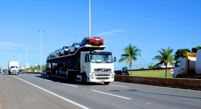 Limitações são para veículos de carga pesada que possuem três ou mais eixos e que precisam de escolta ou batedores para trafegar pelas rodovias goianas de pista simples com duplo sentido