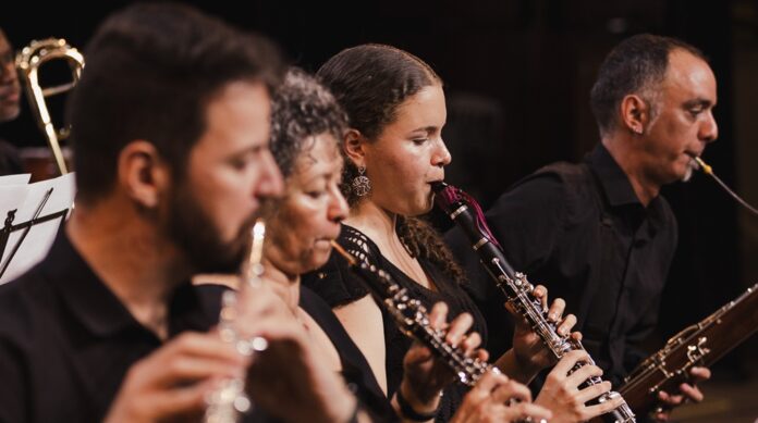 Com entrada franca, o espetáculo une arranjos e expressões artísticas inéditas e diversificadas ao som de duo de pianos, cantores líricos, ballet e orquestra.