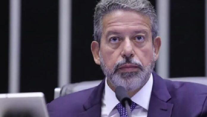 Câmara nega manobra em emendas de R$ 4,2 bi e responde ao ministro do STF Flávio Dino. No ofício, defende a suspensão de comissões como prática regimental e pede a revogação da decisão que bloqueou os recursos.