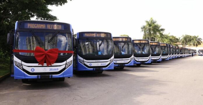 O Governo de Goiás entregou 46 novos ônibus para o transporte coletivo da Região Metropolitana de Goiânia. A frota moderna inclui Wi-Fi, ar condicionado e câmaras, marcando o início da renovação total com 1,2 mil veículos em até dois anos.