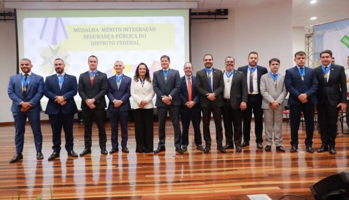 Medalha Mérito Integração autorizada servidores e cidadãos por contribuições à segurança pública no Distrito Federal. Vice-governadora e secretária destacam trabalho em prol da sociedade e combate ao feminicídio.