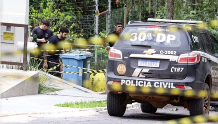 Em surto psicótico, o delegado Mikhail Rocha atirou contra uma esposa, uma empregada e uma enfermeira. Após o ataque, ele fugiu com o filho e foi preso. A polícia investiga a dinâmica do crime ocorrido no Condomínio Santa Monica, no Tororó, Região do Jardim Botânico.