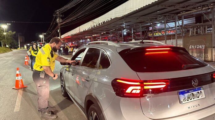 Além das autuações por embriaguez, as equipes flagraram 33 motoristas inabilitados, 25 com CNH vencida, 41 com escapamento irregular e outros 105 por infrações diversas.