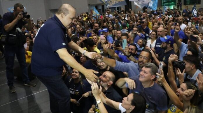 Popularidade em alta: Ibaneis Rocha conquista apoio ao congelar tarifas de transporte público. A medida é vista como um gesto de sensibilidade social e compromisso com os trabalhadores que enfrentam a alta dos custos de vida.