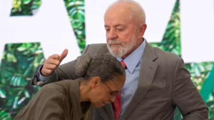 O presidente do Senado, Davi Alcolumbre, pressionou Lula para demitir Marina Silva, acusando-a de impedir a exploração de petróleo no Amapá. Ele defende que uma medida travada pelo ministério prejudique o desenvolvimento e a população local.