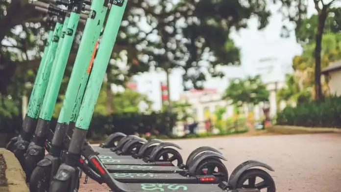 Para garantir mais segurança viária, o Detran-DF divulga regras para o uso de patinetes. A circulação deve respeitar limites de velocidade e áreas permitidas, em conformidade com a Resolução nº 996/2023 do Contran, evitando riscos e sinistros no trânsito.