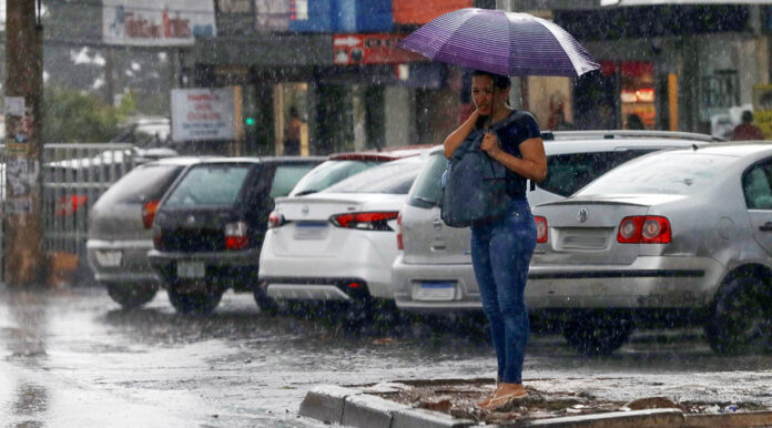 Durante tempestades, é essencial buscar abrigo seguro para evitar acidentes com raios, que podem causar queimaduras graves e comprometer órgãos vitais. Dentro de casa, desligue aparelhos da tomada e evite o uso de telefone fixo e chuveiro elétrico.