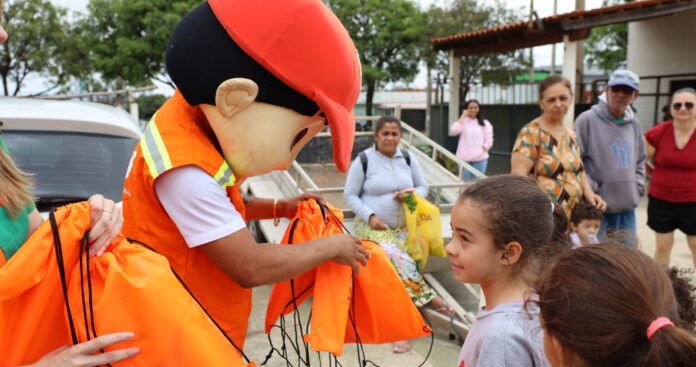 Para marcar o início do ano letivo, será realizada uma ação educativa no momento da entrada dos alunos, tanto no turno da manhã, às 7h, quanto no da tarde, às 13h.