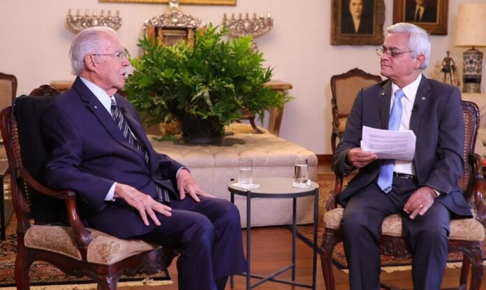 Em entrevista ao desembargador Roberval Belinati, 1º vice-presidente do TJDFT, José Sarney compartilhou memórias de sua trajetória política, sua relação com Juscelino Kubitschek e seu papel na transição democrática com a Constituição de 1988.