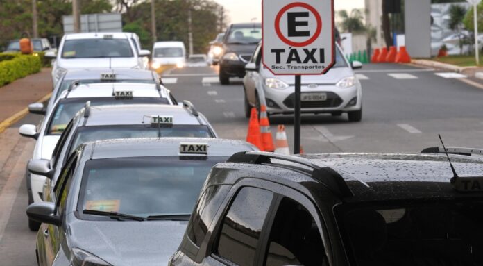 Mais de 800 taxistas ainda não fizeram aferição de taxímetro no DF