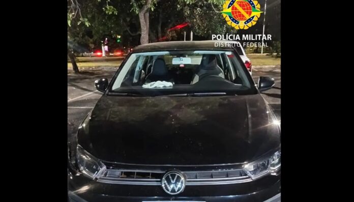 Policiais recuperaram um VW Polo preto roubado após uma intensa perseguição que ocorreu no Guará. Três adolescentes foram detidos no local com pertences da vítima e a faca usada no crime. O veículo foi devolvido ao proprietário.