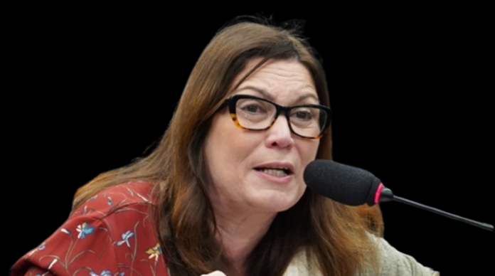 Bia Kicis lança sua candidatura ao Senado em 2026, mas enfrenta resistência dentro do próprio PL e desafia planos de Ibaneis e Michelle. No xadrez político do DF, ousadia sem apoio pode custar caro.