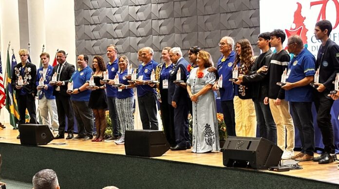 “Goiânia acolheu a emblemática 70ª Conferência Distrital”, diz Eurípedes Barsanulfo Lima, governador do Distrito 4.530.  De 30/04 a 3/05, o evento uniu rotarianos em palestras, ações sociais e confraternização, deixando um legado de serviço e transformação.