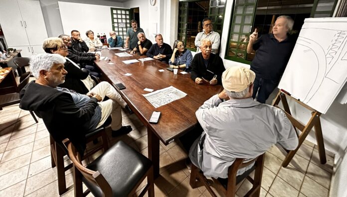 Reunião conduzida por Toni Duarte, presidente da AJAB, teve participação do administrador Aderivaldo Cardoso e síndicos de sete condomínios do Jardim Botânico, representando mais de 12 mil moradores, para discutir acessos.