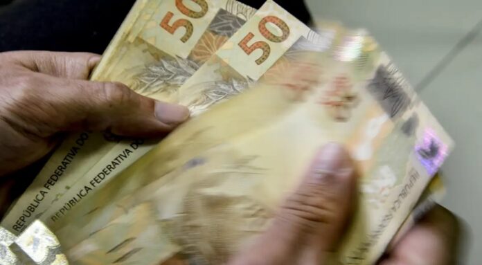 Aposentados do INSS que ganham mais que o mínimo começam a receber 13º